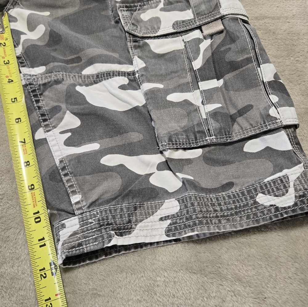 Levis Gray Camo Cargo Shorts Mens Size 32 Bermuda Style Utility Shorts Camoflage - Picture 6 of 8